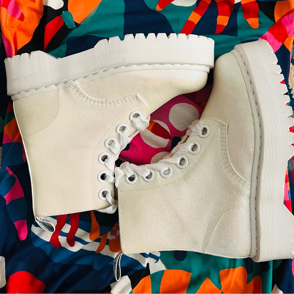 🤍 Beautiful white glitter Molly Dr. Martens platform boots